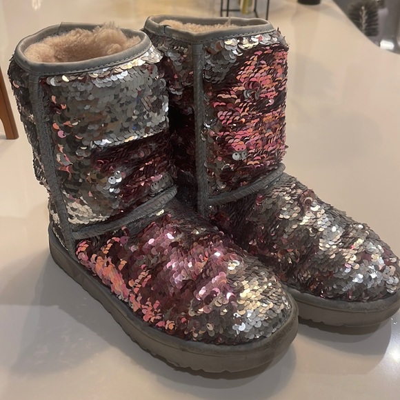 Uggs ankle girls Sz 5 booties - Picture 1 of 4